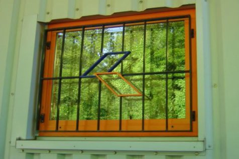 Drehkippfenster mit Gitter