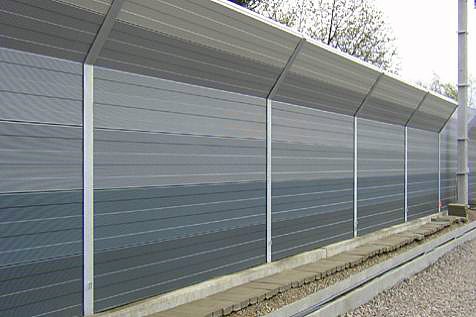 L&auml;rmschutzwand bei einer Bahnlinie