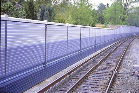 L&auml;rmschutzwand bei einer Bahnlinie
