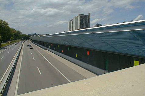 L&auml;rmschutz mit &uuml;berh&auml;ngender Schutzwand