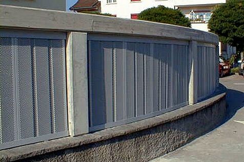 L&auml;rmschutz eingepasst in Betonelemente