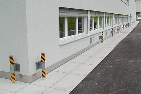 Leitpfosten als Schutz f&uuml;r die Fassade