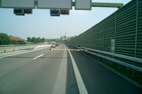 Horizontale Verkehrsschranke ge&ouml;ffnet