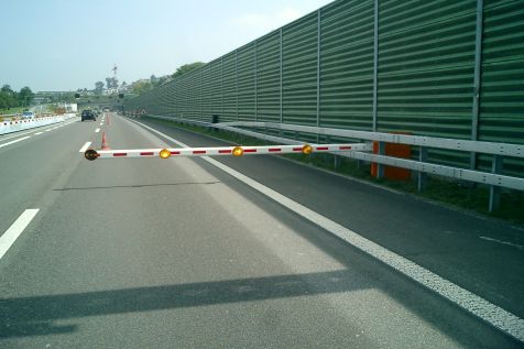 Horizontale Verkehrsschranke ge&ouml;ffnet