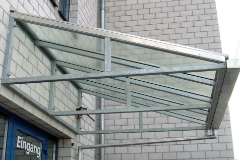 Vordach bei Gesch&auml;ftseingang